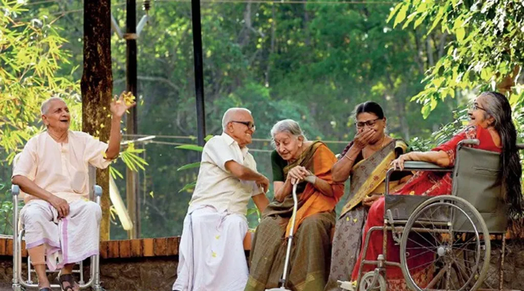 വാർഡ് തലത്തിൽ ജെറിയാട്രിക് കെയർ യൂണിറ്റുകൾ, ഡേ-കെയർ കേന്ദ്രങ്ങൾ, കുടുംബാധിഷ്ഠിത ഹോം-കെയർ സേവനങ്ങൾ, കമ്മ്യൂണിറ്റി ലിവിംഗ് സംവിധാനങ്ങൾ എന്നിവ സ്ഥാപിച്ച് തദ്ദേശസ്വയംഭരണ സ്ഥാപനങ്ങളുടെ നേതൃത്വത്തിൽ ഏകോപിത പരിചരണ ശൃംഖല സൃഷ്ടിക്കണം.