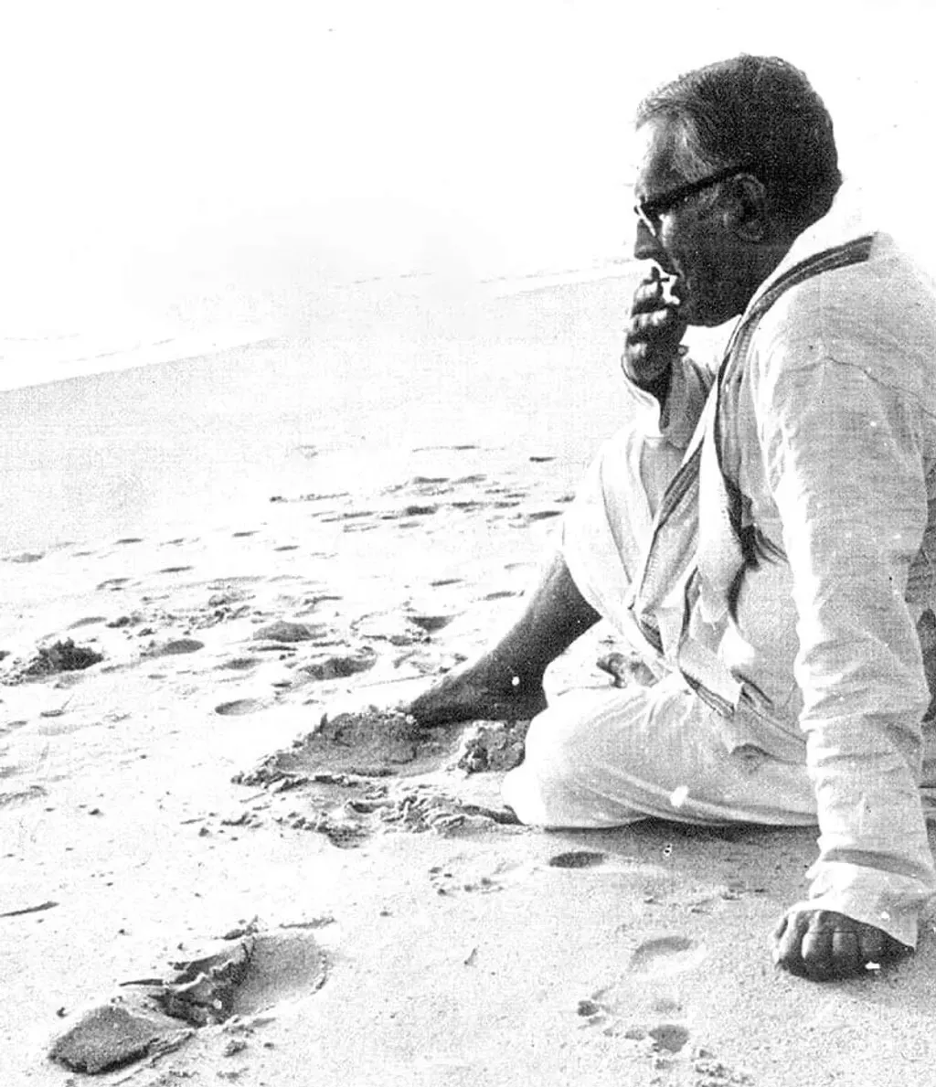 വർത്തമാനകാലത്തിൽ നിന്ന് ഭൂതകാലത്തിലേക്കും, തിരിച്ച് വർത്തമാനകാല ത്തിലേക്കും ജീവിതനാടകത്തിന്റെ രംഗപടം മാറ്റിമറിച്ച് പി. സൃഷ്ടിക്കുന്ന ഈ കലാവിദ്യ അദ്ദേഹത്തിന്റെ ആത്മകഥകൾക്ക് മറ്റൊരു മാനം നൽകുന്നു.