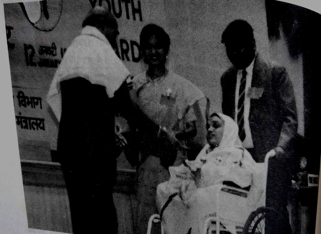 പ്രധാനമന്ത്രി നരസിംഹറാവുവിൽ നിന്ന് നാഷണൽ യൂത്ത്  അവാർഡ്  ഏറ്റുവാങ്ങുന്ന റാബിയ (ഫോട്ടോകൾ ‘സ്വപ്നങ്ങൾക്ക് ചിറകുകളുണ്ട്’ എന്ന പുസ്തകത്തിൽനിന്ന്).