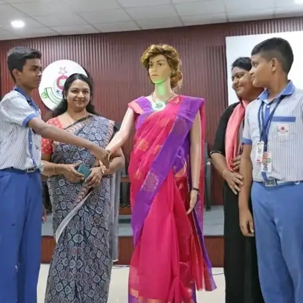 ഇന്ത്യയിലെ ആദ്യത്തെ ഹ്യൂമനോയ്ഡ് ടീച്ചർ ‘ഐറിസ്’