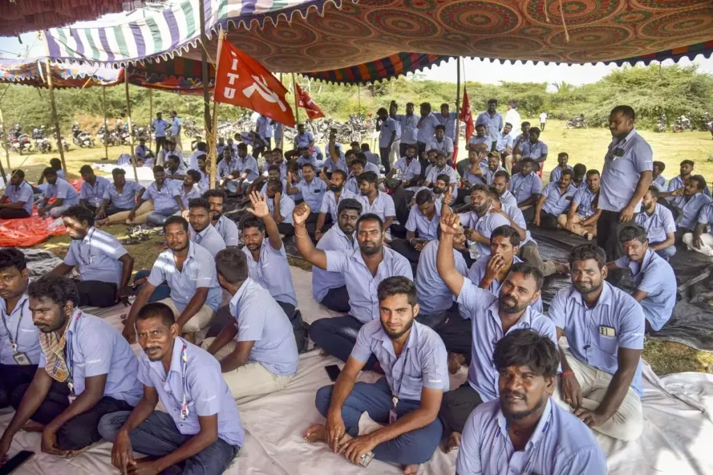 ബ്രാൻഡഡ് യൂണിഫോമുകളിലൂടെ ഈ കമ്പനികൾ, ‘ഞങ്ങൾ തൊഴിലാളികളല്ല’ എന്ന മിഥ്യയായ ബോധം അവരിൽ അടിച്ചേൽപ്പിക്കുന്നു. കമ്പനിയുടെ ബ്രാൻഡിന്റെ പേരിലാണ് ഈ ചൂഷണം. ആ ബ്രാൻഡിംഗിനിടയിൽ, തങ്ങൾ യഥാർത്ഥത്തിൽ എന്ത് തൊഴിലാണ് ചെയ്യുന്നത് എന്ന ബോധം പോലും അവരിൽ നിന്ന് മായ്ക്കപ്പെടുന്നു.