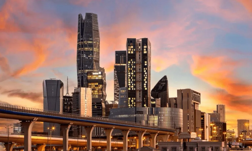 അമേരിക്കയിൽ നിന്ന് സൗദിയിലേക്ക് മടങ്ങിയ സംരംഭകയായ ലതീഫ അൽതമിമി "വിഷൻ 2030" ആണ് തൻ്റെ തിരിച്ചുവരവിന് പ്രചോദനമായതെന്ന് പറയുന്നു. 