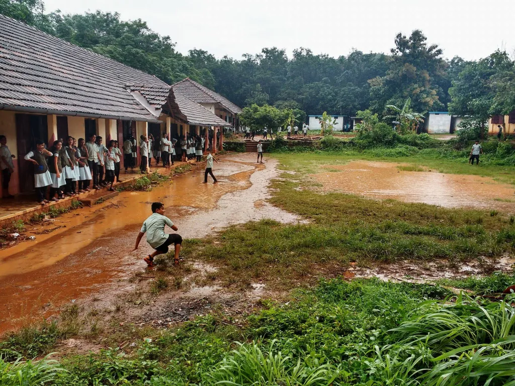സാരോപദേശങ്ങൾ നൽകുകയല്ല  നാടകം, സെമിനാർ, ഡിബേറ്റ്, റോൾപ്ലേ തുടങ്ങിയ തന്ത്രങ്ങളിലൂടെയാണ് മൂല്യവിദ്യാഭ്യാസ പാക്കേജിനെ വിനിമയം ചെയ്യേണ്ടതെന്നും നിർദ്ദേശിച്ചിട്ടുണ്ട്. 