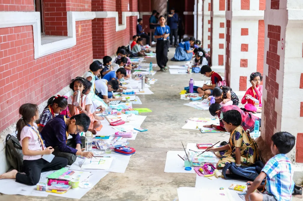 ആചാരാനുഷ്ഠാനങ്ങൾ പാലിക്കാൻ ശീലിക്കപ്പെടുന്ന ഇതിവൃത്ത സംവിധാനമാണ് സ്കൂളുകൾ. 