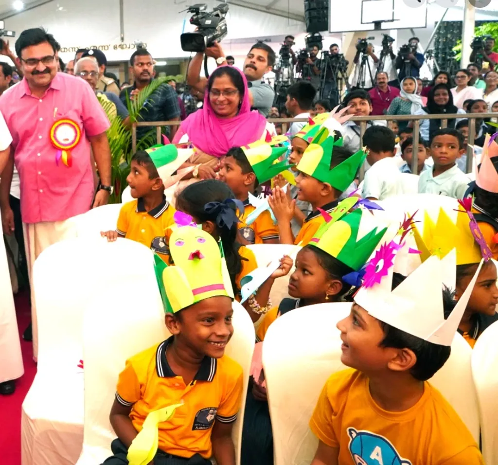 സ്കൂളിലെ ആദ്യദിവസം പേടിയോടെ, ഉൽക്കണ്ഠയോടെ ഉൾക്കൊള്ളുന്ന കുട്ടികളുമുണ്ട്. ഒന്നോ രണ്ടോ വർഷം സ്കൂളിൽ പോയവർക്ക്  ഉത്സാഹമേറുന്നത് പരിചിതമായ കൂട്ടുകാർ അവിടെ കാണും എന്ന പ്രതീക്ഷയാലാണ്.