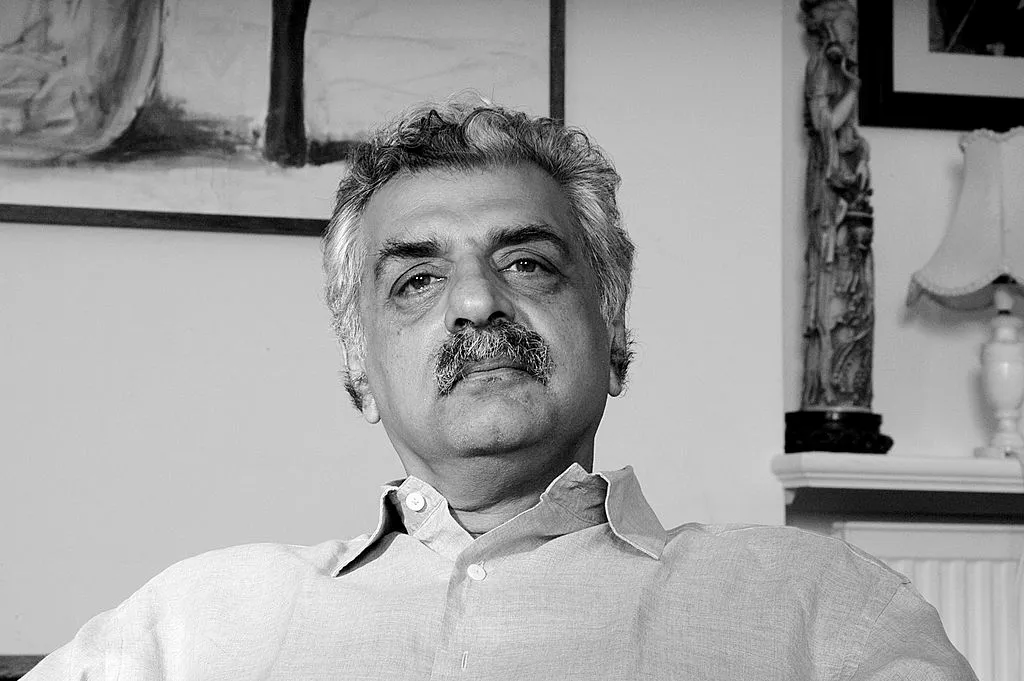 ഇടതുപക്ഷ ചിന്തകനായ താരിഖ് അലി, പഹൽഗാമിനുശേഷം ഇന്ത്യയും പാകിസ്താനും തമ്മിലുടലെടുത്ത സംഘർഷാവസ്ഥയെക്കുറിച്ചു എഴുതിയ ലേഖനത്തിൽ ‘ദേശീയ’ വിഷയങ്ങളുടെ കാര്യത്തിൽ ഇന്ത്യൻ മാധ്യമങ്ങളുടെ സമീപനത്തെക്കുറിച്ചു പരാമർശിച്ച് പറയുന്നത്, ഇസ്രായേലിന് Haaretz പോലെ ഇന്ത്യക്ക് ഒരു വിമത മാധ്യമമില്ലെന്നാണ്.
