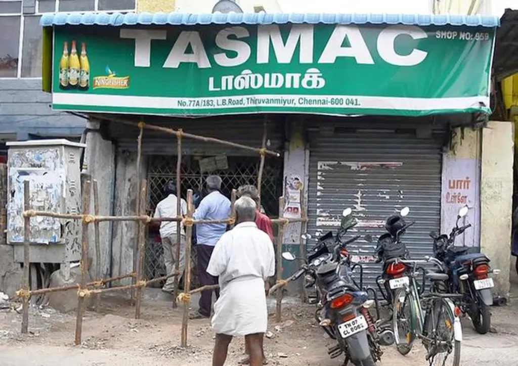ടാസ്മാക് മദ്യ അഴിമതി ആരോപണത്തിൽ അന്വേഷണം നടത്താൻ നേരത്തെ മദ്രാസ് ഹൈക്കോടതി ഇ.ഡിയ്ക്ക് അനുമതി നൽകിയിരുന്നു. ഇതേ തുടർന്നാണ് കേന്ദ്ര ഏജൻസി സംസ്ഥാന സർക്കാരിന് കീഴിലുള്ള ഓഫീസുകളിൽ റെയ്ഡ് നടത്തിയത്.