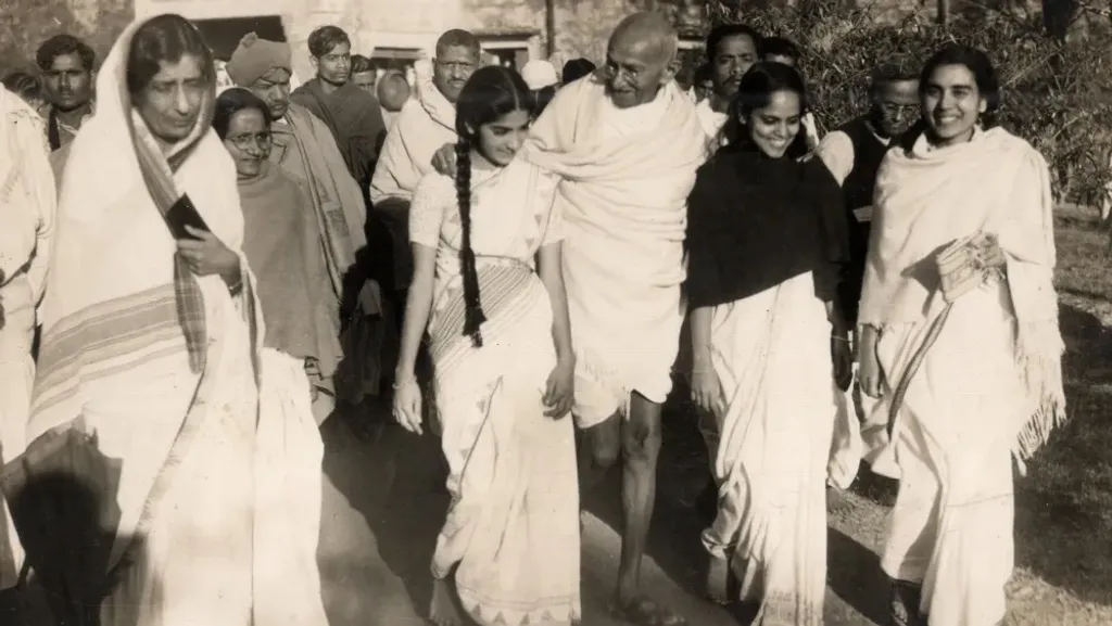 2023- ൽ ആനന്ദ് പട്വർദ്ധൻ സംവിധാനം ചെയ്ത വസുധൈവ കുടുംബകം (The world is family), സ്വാതന്ത്ര്യസമരവുമായും ഗാന്ധിജിയുമായും ബന്ധപ്പെട്ടിരുന്ന സ്വന്തം കുടുംബത്തിന്റെയും മാതാപിതക്കളുടെയും ജീവിതമാണ് പറഞ്ഞുവയ്ക്കുന്നത്. പട്വർദ്ധന്റെ അമ്മ നിർമല പട്വർദ്ധനാണ് ചിത്രത്തിൽ ഗാന്ധിജിയുടെ ഇടതുവശത്ത്.