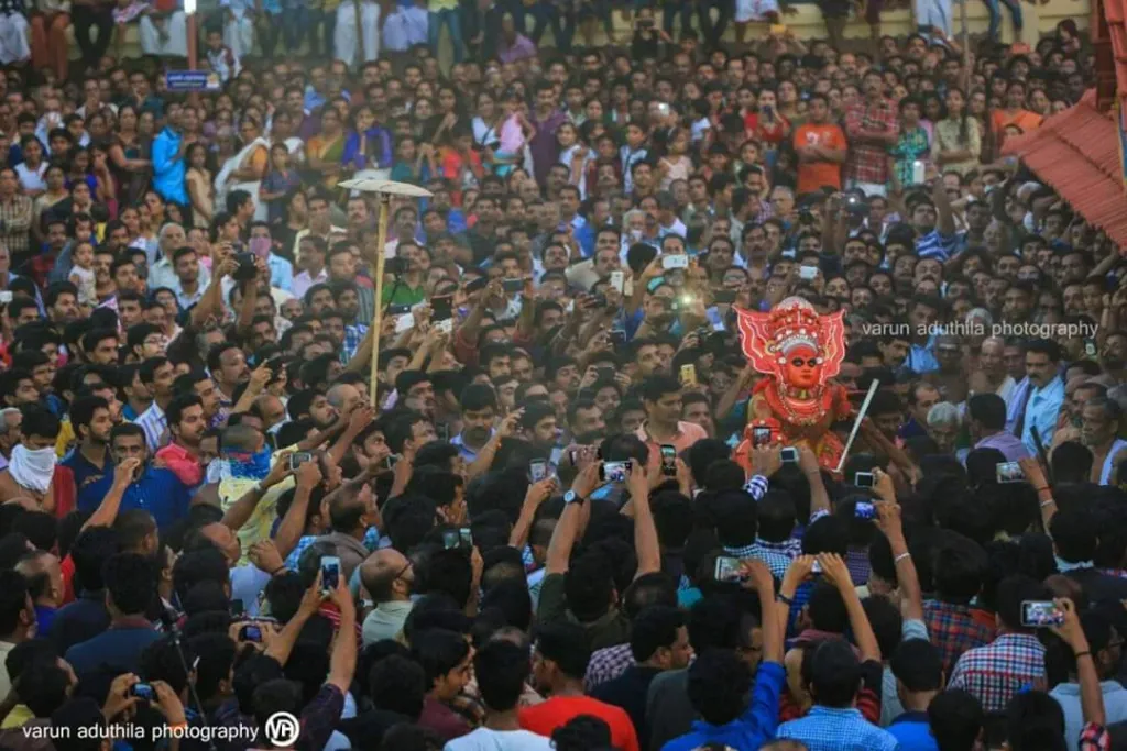 അനുഷ്ഠാനത്തിൻ്റെ ഗൗരവത്തെക്കുറിച്ചോ പ്രാധാന്യത്തെക്കുറിച്ചോ വലിയ ധാരണകളൊ ന്നുമില്ലാത്ത ആൾക്കൂട്ടം തെയ്യത്തിനെ വട്ടംചുറ്റിപ്പൊതിയുന്ന കാഴ്ചയാണ് ഇപ്പോൾ കണ്ടുവരുന്നത്.