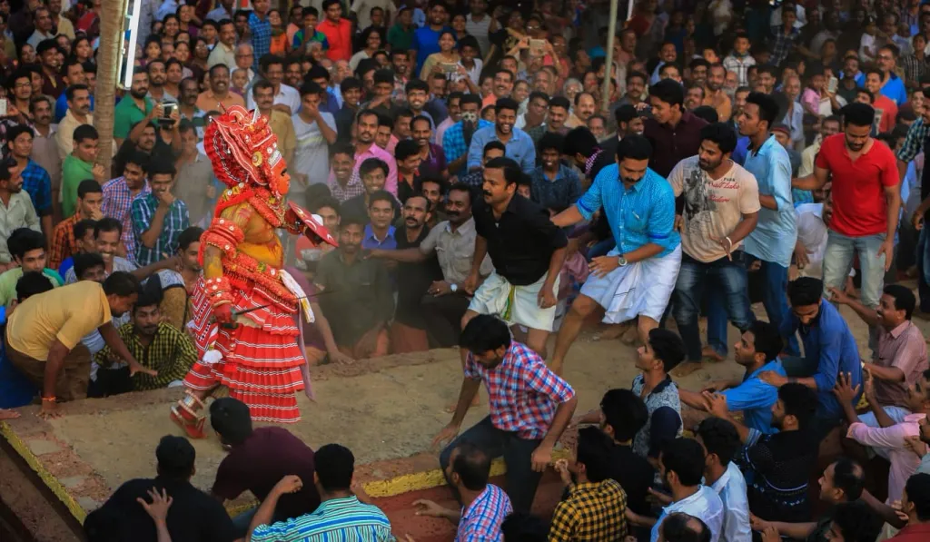 തെയ്യത്തിലെ മതിലുകൾ കാഴ്ചകളുടെ ബഹു തലങ്ങളെ വല്ലാതെ ചുരുക്കുന്നുണ്ട്. മതിൽക്കെട്ടിനുള്ളിൽ ക്ഷേത്രാങ്കണത്തിൽ നിയന്ത്രിക്കാൻ പറ്റാത്ത വിധമാണ് തിരക്ക്. പുറത്തേക്കുപോകാൻ ആകെ രണ്ട് കുഞ്ഞുവഴികൾ മാത്രമാണുള്ളത്. ഒരു അപകടം പറ്റിയാൽ ഉണ്ടാകുന്ന ദുരന്തം നമ്മുടെ പ്രവചനങ്ങൾക്കും അപ്പുറമാണ്.