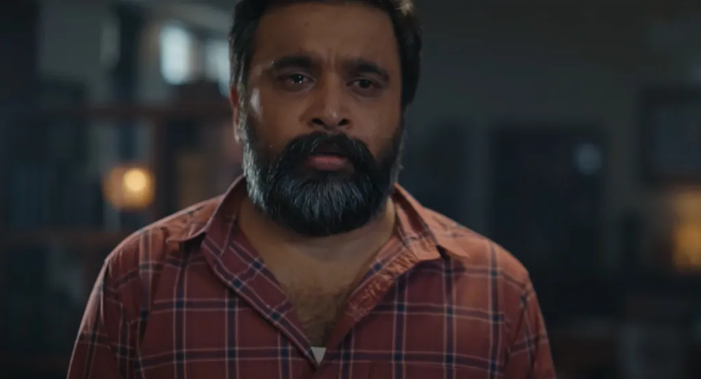ധർമദാസനെന്ന പ്രധാന കഥാപാത്രത്തെ അവതരിപ്പിക്കുന്നത് ശശികുമാറാണ്. ഭാര്യയും മക്കളുമടങ്ങുന്ന ഒരു കുടുംബത്തിന്റെ മൊത്തം ബാധ്യതകളും ഒറ്റക്ക് തോളിലേറ്റേണ്ടി വരുന്ന ഒരു മനുഷ്യനം നമുക്ക് അയാളിൽ പ്രകടമായി തന്നെ കാണാം.