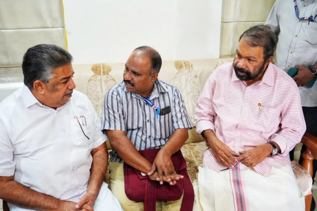  ദുരന്തത്തിൻറെ പശ്ചാത്തലത്തിൽ ദുരന്തബാധിത മേഖലയിലെ വിദ്യാർത്ഥികളുടെ തുടർപഠനം ഉറപ്പാക്കാൻ മന്ത്രിമാരായ വി.ശിവൻകുട്ടി, സജി ചെറിയാൻ എന്നിവരുമായി കൂടിക്കാഴ്ച നടത്തുന്ന ഉണ്ണികൃഷ്ണൻ. 