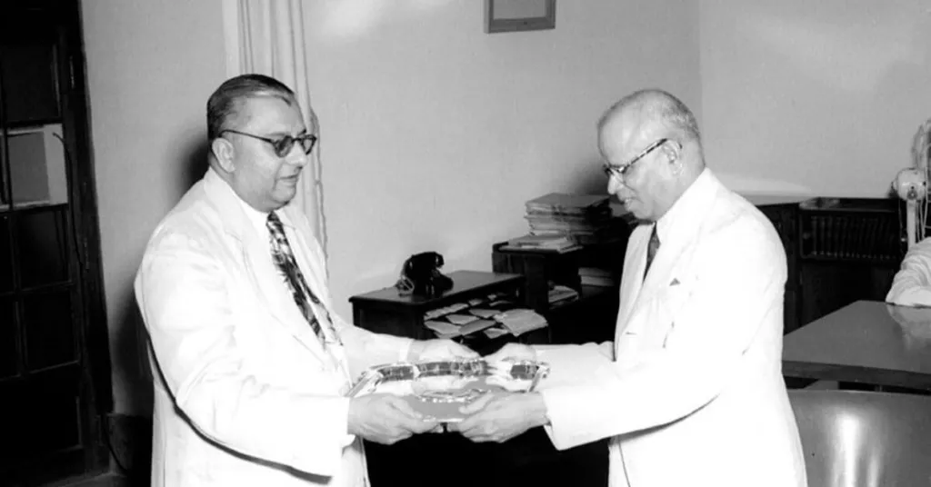 ആഭ്യന്തര മന്ത്രി സർദാർ വല്ലഭായി പട്ടേലിന്റെ സെക്രട്ടറി വി.പി.മേനോൻ ജമ്മുവിലെത്തി 1947 ഒക്ടോബർ 26-നു ഇന്ത്യൻ യൂണിയനിൽ ചേരാൻ രാജാവ് ഒപ്പിട്ട ഉടമ്പടിയുമായാണ് ഡൽഹിക്ക് മടങ്ങിയത്.