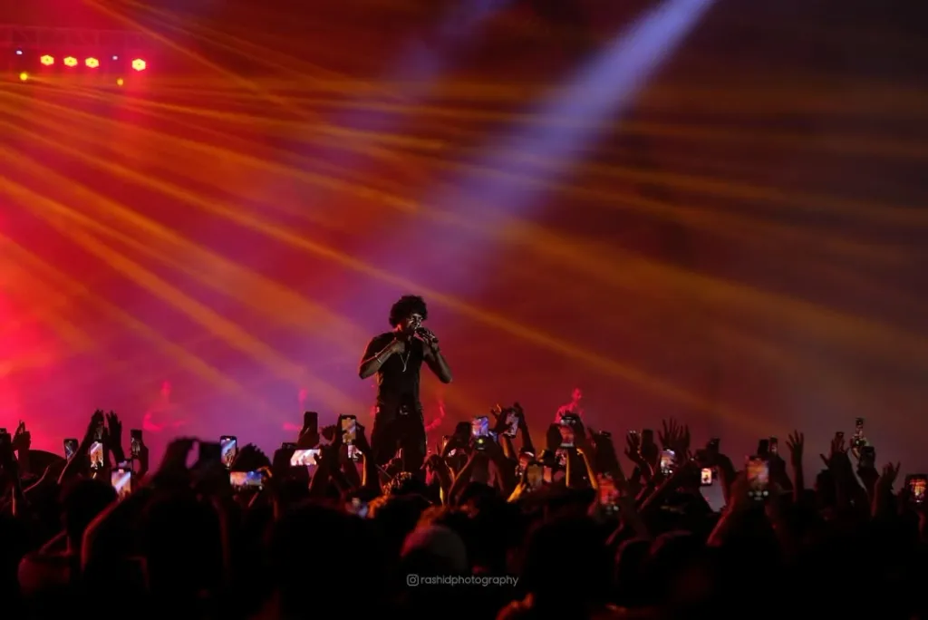 ജനകീയമായ ഒരു പൊളിറ്റിക്കൽ സ്റ്റേജ് രൂപപ്പെടുത്താനുള്ള ശ്രമമായി വേടന്റെ ഷോകളെ കാണാം. ഈയൊരു ഇടപെടലാണ് വേടനെതിരായ നടപടികളെ പ്രശ്നവൽക്കരിക്കുന്നത്. Photo/ Vedanwithword