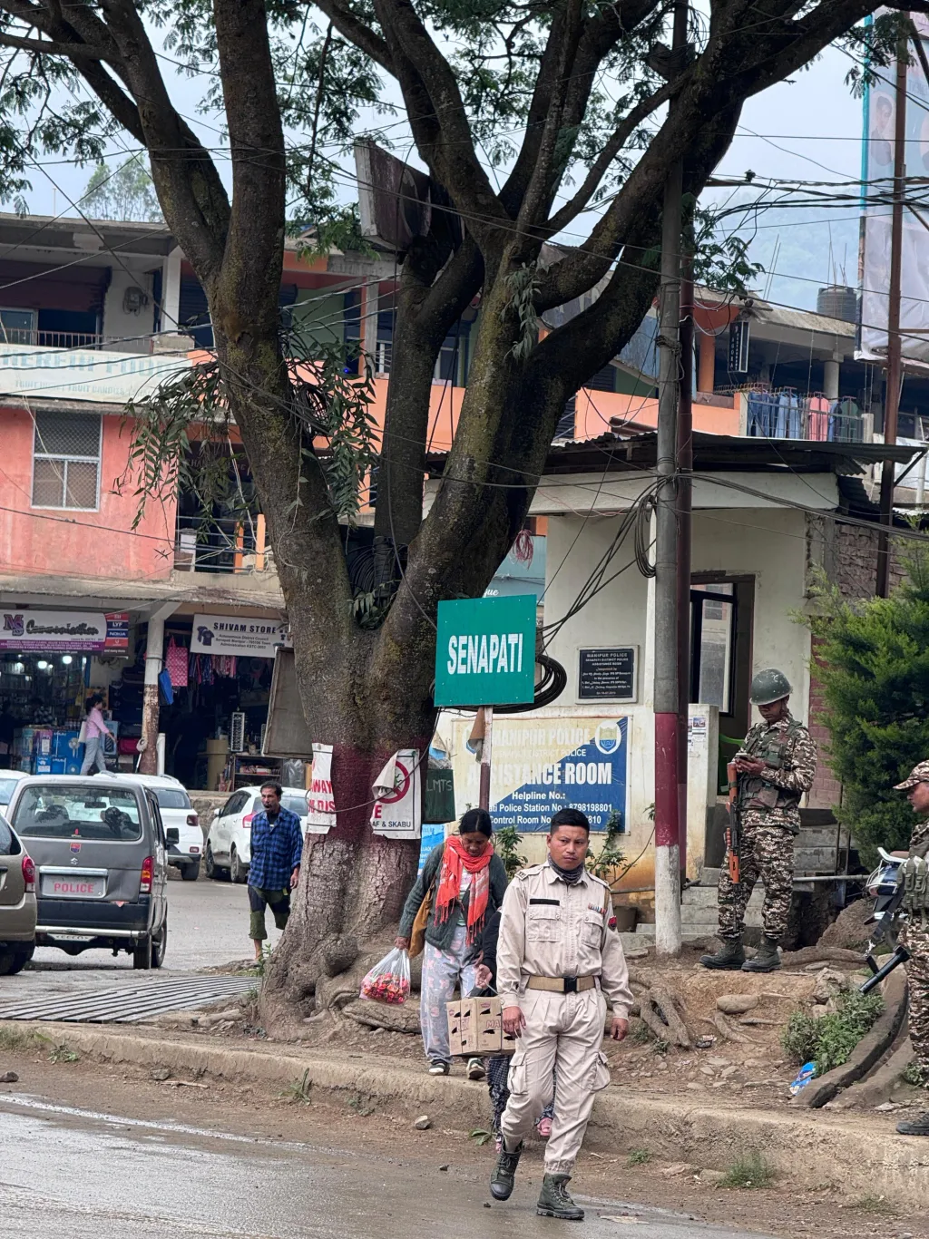 ആൾപ്പാർപ്പുള്ള ഇടങ്ങളിലും ഇല്ലാത്ത ഇടങ്ങളിലുമെല്ലാം സായുധരായ പട്ടാളക്കാർ തോക്കുമായി നിൽക്കുന്നുണ്ട്‌. ചെറിയ അങ്ങാടികളിൽ മിലിട്രി പോസ്റ്റുകളുണ്ട്‌. ഇടവിട്ട് ഇടവിട്ട് പട്ടാള ബാരിക്കേഡുകളും നിരീക്ഷണ കൂടാരങ്ങളും കാണാം