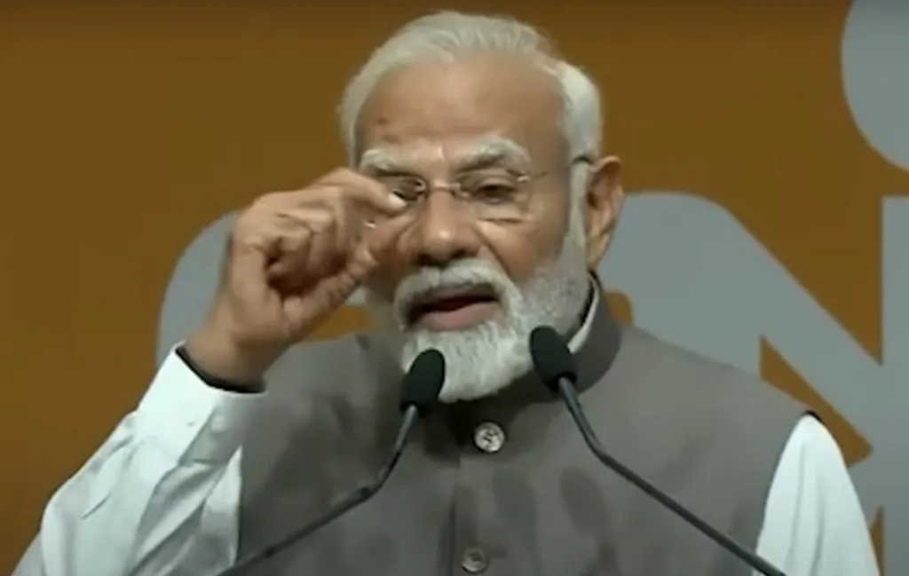 'വിദേശത്തുനിന്നുവരുന്ന ഗണേശവിഗ്രഹങ്ങൾക്കുപോലും ചെറിയ കണ്ണുകളാണുള്ളത്, ശരിയായി തുറക്കാൻ പോലുമാകാത്ത കണ്ണുകൾ''. ഈ പരാമർശത്തോടൊപ്പം മോദി തന്റെ കണ്ണുകൾ പാതി അടച്ചുപിടിച്ചുള്ള ഒരു ആംഗ്യവും കാണിച്ചു.