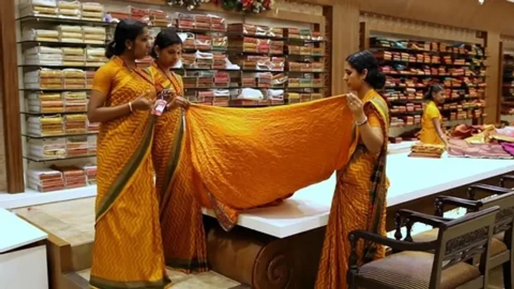 ബ്രാൻഡഡ് പേരുകളുള്ള വൻ തുണിക്കടകളിലും ഹോട്ടലുകളിലും ഷോറൂമുകളിലും സ്ത്രീകളടക്കമുള്ള തൊഴിലാളികൾക്ക് ഒരുതരത്തിലുമുള്ള അടിസ്ഥാന അവകാശങ്ങളില്ല. എട്ടു മണിക്കൂറിലേറെ പണിയെടുക്കുന്നവർക്ക് ഒരുതരം ആനുകൂല്യങ്ങളുമില്ല.