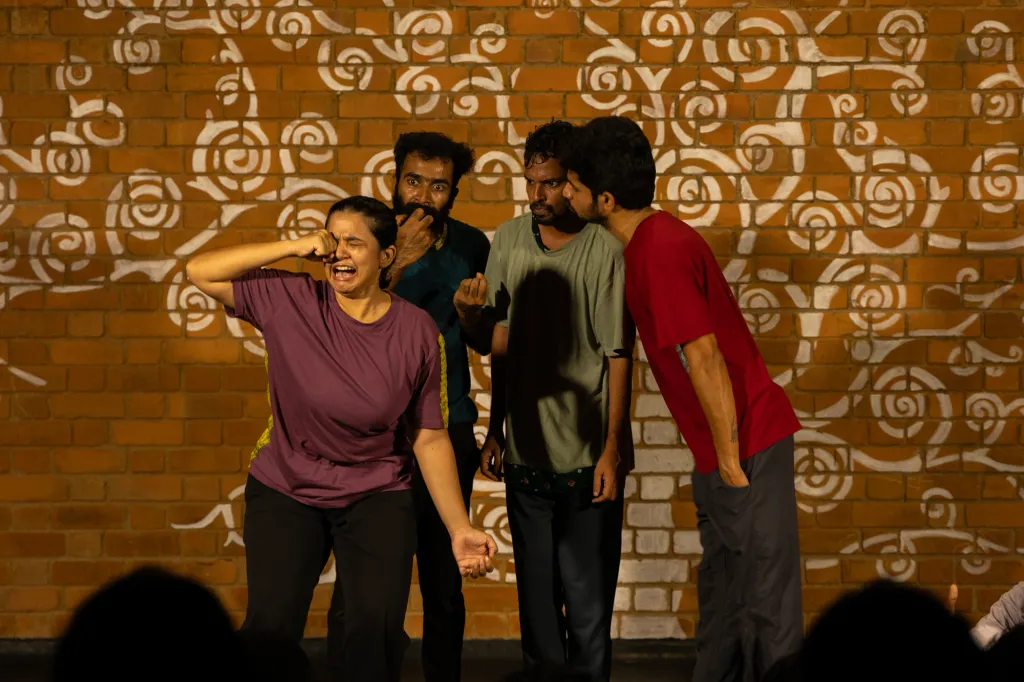 ഷിബിലും ഗാർഗ്ഗിയും ഏലിയാസും കിഷോറും നിതിനുമാണ് ദീർഘ ചതുരത്തെ ഉടൽ ഭാഷകൊണ്ടും രംഗാനുഭവങ്ങൾകൊണ്ടും തകർക്കുന്ന മിടുക്കരായ യുവ അഭിനേതാക്കൾ.