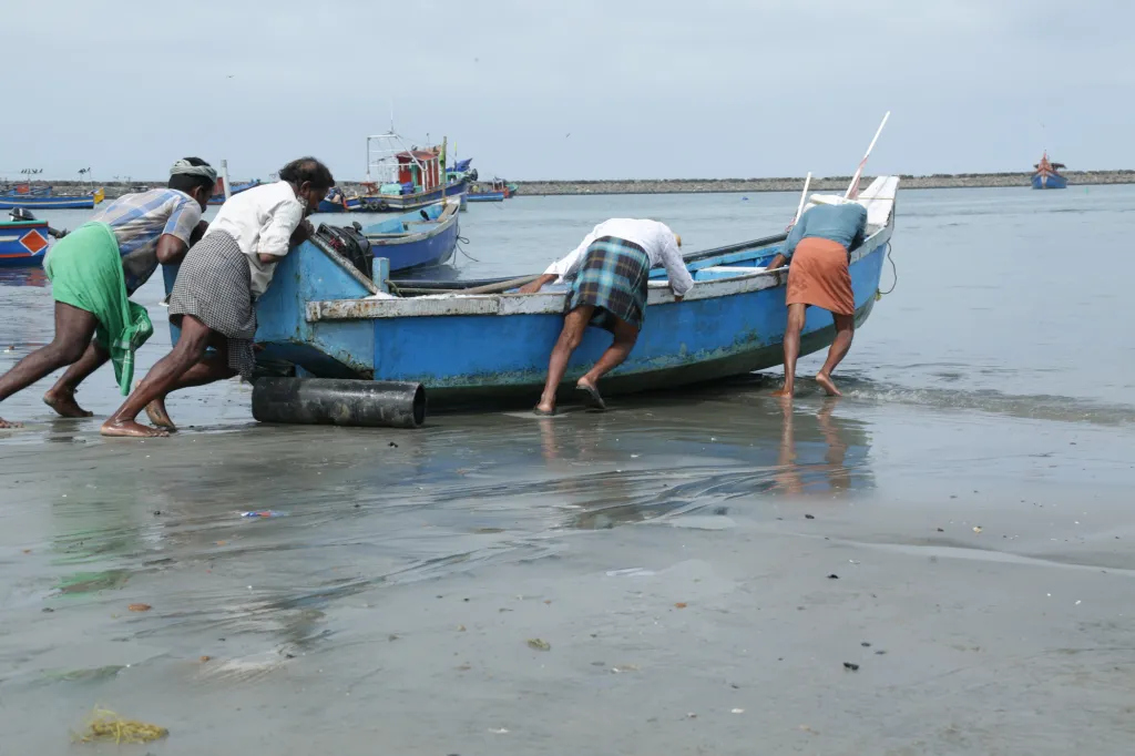  നിലവിൽ പരമ്പരാഗത മൽസ്യ തൊഴിലാളികൾ 8 നോട്ടിക്കൽ മൈലിന് കിഴക്ക് ഭാഗത്തുനിന്നാണ് കൂടുതൽ മത്സ്യം പിടിക്കുന്നത്. ഈ ഭാഗങ്ങളിൽ നിന്നു പിടിക്കുന്ന മത്സ്യങ്ങളാണ് കേരളത്തിലെ മനുഷ്യർ ഏറ്റവും കൂടുതലായി ഭക്ഷിക്കുന്നത്.