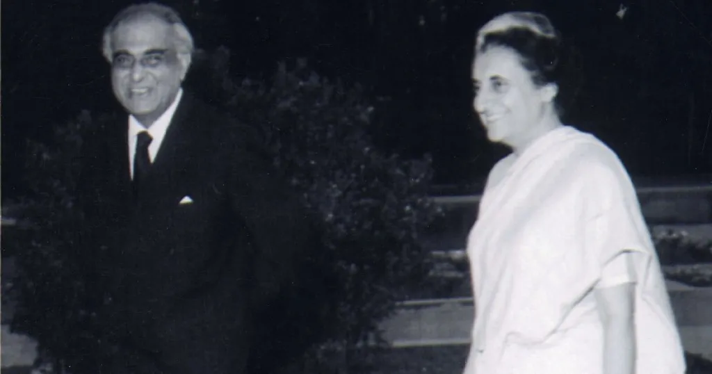 കറകളഞ്ഞ ഇടതുപക്ഷക്കാരനായ പി.എൻ. ഹക്‌സറെ ഉപദേശകനായി നിയമിക്കുന്നതിൽ ആരംഭിച്ച ഇന്ദിരാഗാന്ധിയുടെ ഇടതുവഴിയിലെ യാത്ര പിന്നീട് കൂടുതൽ ശക്തിപ്പെടുന്നതാണ് കണ്ടത്. 