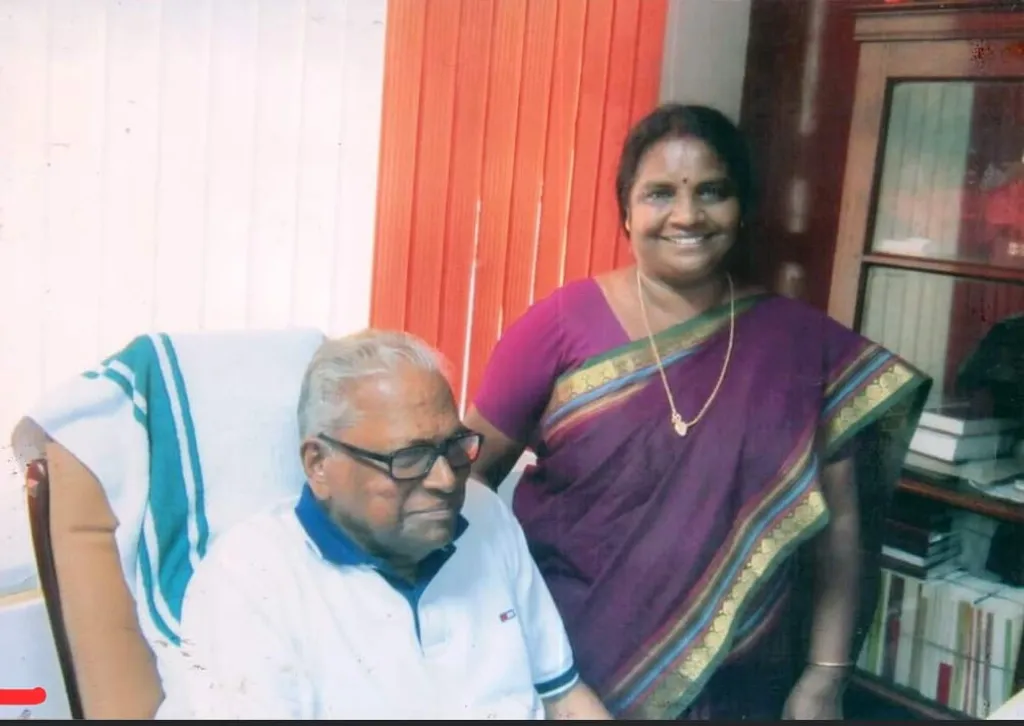 സി.ആര്‍. സുലോചന വി.എസ്. അച്യുതാനന്ദനോടൊപ്പം.