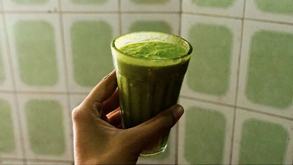 ഇന്ത്യയിലെ പല തീർത്ഥാടന കേന്ദ്രങ്ങളിലും സൈക്കോഡിലിക്കുകളുടെ ലഭ്യത എളുപ്പമാണ്. വാരണാസിയിൽ ഭാങ് യഥേഷ്ടം ലഭ്യമാണ്. വടക്കു കിഴക്കൻ സംസ്ഥാനങ്ങളിലും പല തരത്തിലുള്ള പ്രകൃതി ജന്യ സൈക്കോഡിലിക്കുകൾ മനുഷ്യർ ഉപയോഗിക്കുന്നുണ്ട്. 