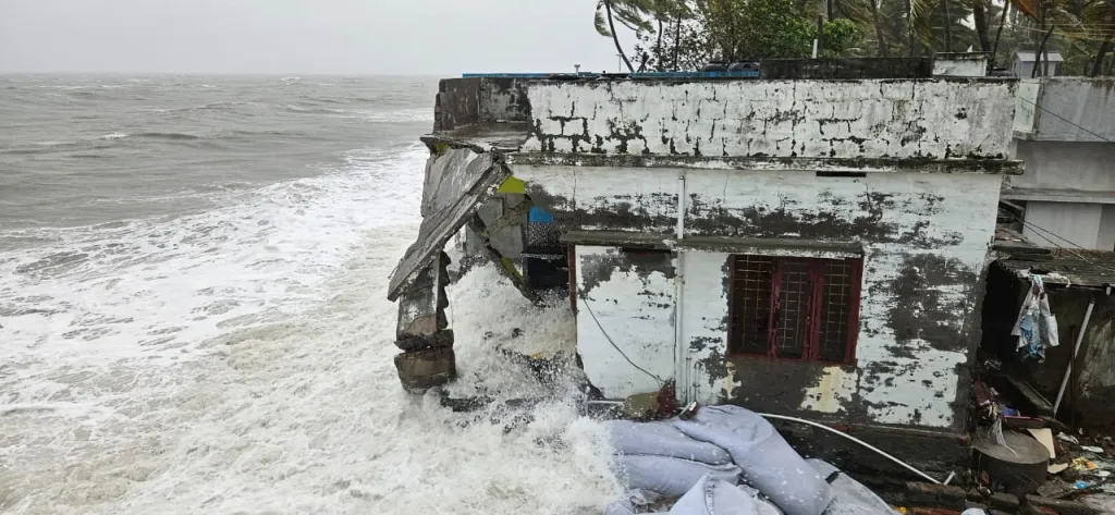 ചെല്ലാനം തീരത്ത് നിന്നും