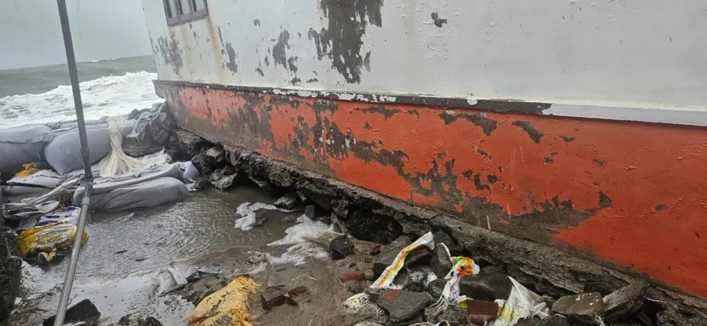 ചെല്ലാനം തീരത്ത് നിന്നും