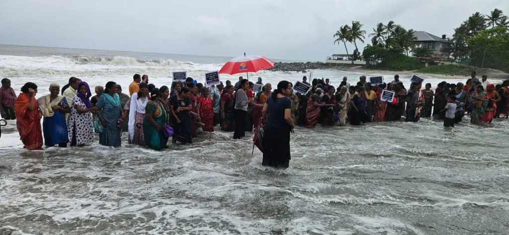 പറഞ്ഞ വാക്കുകൾ ഒന്നും നടപ്പിലാക്കപ്പെടാത്തതിനെ തുടർന്ന് പ്രദേശവാസികൾ കടലിലിറങ്ങി സമരം ചെയ്തിരുന്നു. 