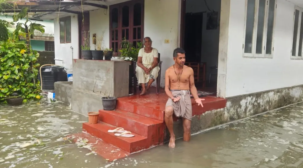കടലാക്രമണത്തെ തുടർന്ന് വീട്ടുമുറ്റത്ത് വെള്ളം കയറിയ അവസ്ഥയിൽ, ചെല്ലാനത്ത് നിന്നും