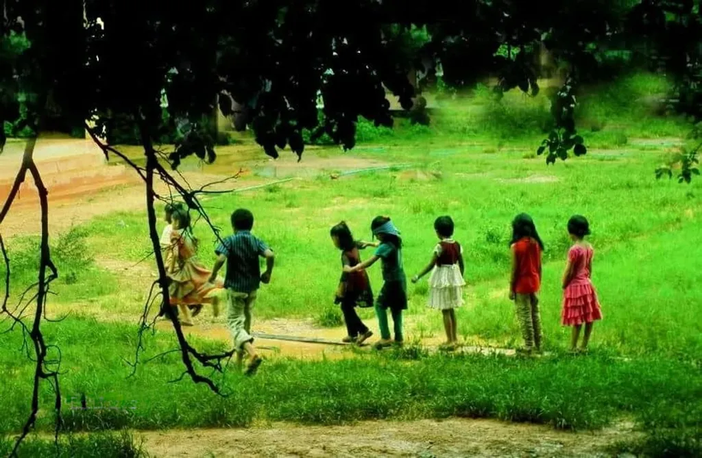 കളിയും ചിരിയും തിമിർപ്പും ഉത്സാഹവും നിറഞ്ഞ പകലുകൾ. സന്ധ്യയ്ക്ക് തോട്ടിൽച്ചാടി തിമിർത്ത് കുളിച്ചു കയറുന്നതോടെ അവസാനിക്കുന്ന ദിവസം. പിറ്റേന്ന് വേഗം പുലരാനായുള്ള ഉറക്കം. കൂട്ടുചേർന്ന ആ ഉത്സവദിനങ്ങളാണ് ഭാഷയ്ക്ക് വേരുറപ്പും കരുത്തും പകരുന്നത്. Photo: Babu Francis