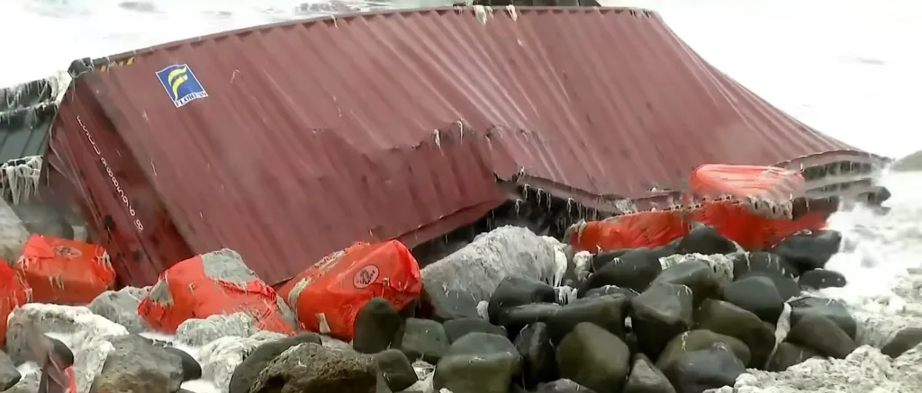 ഈ കപ്പലിൽ ഉണ്ടായിരുന്ന 643 കണ്ടെയ്നറുകളിൽ 73 എണ്ണം കാലിയായിരുന്നുവെന്നും 13 കണ്ടെയ്നറുകളിൽ കാൽസ്യം കാർബൈഡ് എന്ന രാസവസ്തു ഉണ്ടായിരുന്നുവെന്നുമാണ് പറയുന്നത്. 