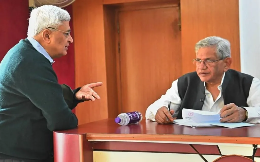 ദേശീയ പ്രസ്ഥാന കാലം മുതൽ പ്രവർത്തന പരിചയമുള്ള കമ്യൂണിസ്റ്റ് നേതാക്കളുടെ വിലയേറിയ നിലപാടുകളെ ധിക്കരിച്ചുകൊണ്ട്, യെച്ചൂരി- കാരാട്ട് ദ്വന്ദം തങ്ങളുടെ ടെക്സ്റ്റ് ബുക്ക് കമ്യൂണിസത്തിന്റെ ആന്ധ്യത്തിൽ, സംഘപരിവാറിന് ചുവന്ന പരവതാനി വിരിച്ചുകൊടുത്ത അപഹാസ്യ ചരിത്രത്തിനും നാം സാക്ഷിയായി.