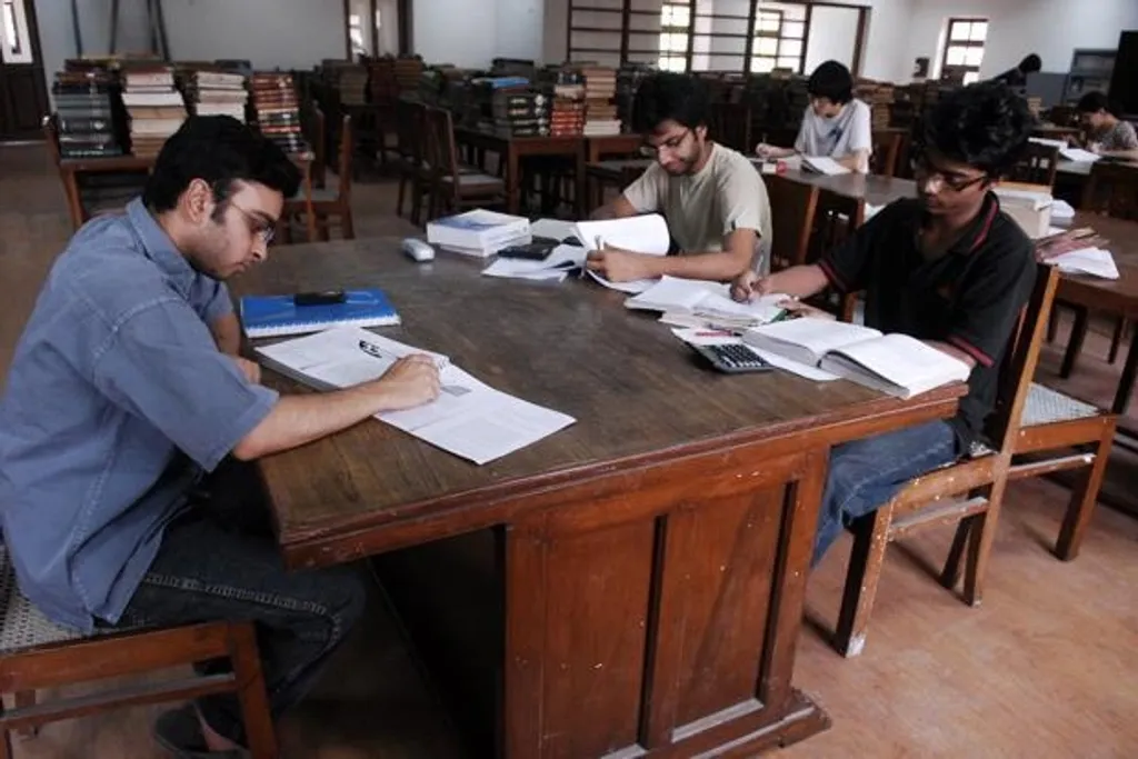 ഉത്തർപ്രദേശ്, ബീഹാർ, മധ്യപ്രദേശ് എന്നിവിടങ്ങളിൽ നിന്നുവരുന്ന വിദ്യാർത്ഥികൾ തങ്ങളുടെ മാതൃഭാഷയ്ക്ക്  (ഭോജ്‌പുരി, മൈഥിലി മുതലായവ) പുറമേ പഠിച്ച ഭാഷയാണ് ഹിന്ദി. 