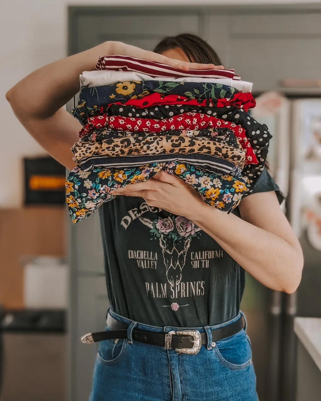 ഉപയോഗത്തിനുശേഷം മിക്ക വസ്ത്രങ്ങളും താരതമ്യേന വേഗത്തിൽ ഉപേക്ഷിക്കപ്പെടുന്നു. ഇത് ആഗോളതലത്തിൽ മാലിന്യനിക്ഷേപം, പരിസ്ഥിതി മലിനീകരണം, വിഭവ നഷ്ടം എന്നിവ വർദ്ധിപ്പിക്കുന്നതിലേക്ക് നയിക്കുന്നു.