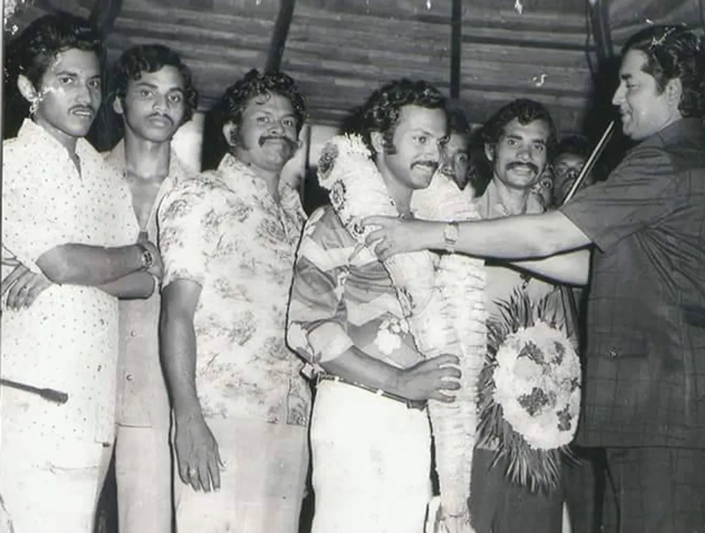 ഗായകൻ എടവ ബഷീറിനെ പ്രേംനസീർ ആദരിക്കുന്നു.