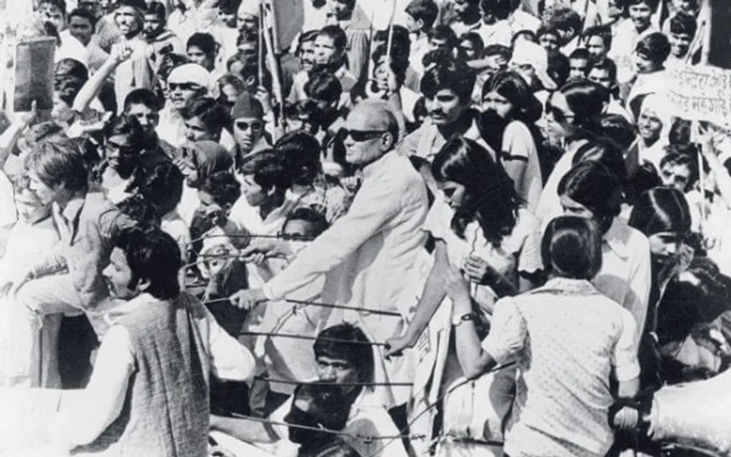 1975 ജൂൺ 25 ന് ജയപ്രകാശ് നാരായൺ രാംലീല മൈതാനിയിൽ നടത്തിയ ചരിത്രപ്രസിദ്ധമായ പ്രസംഗത്തിൽ, ഇന്ദിരാഗാന്ധിയുടെ അഴിമതിഗ്രസ്തവും ഏകാധിപത്യപരവുമായ ഭരണത്തിനെതിരെ രാജ്യത്തെ എല്ലാ വിഭാഗം ജനങ്ങളും ഒന്നിച്ച് ഒരു അന്തിമസമരത്തിന് തയ്യാറാവണമെന്ന് ആവശ്യപ്പെട്ടു.