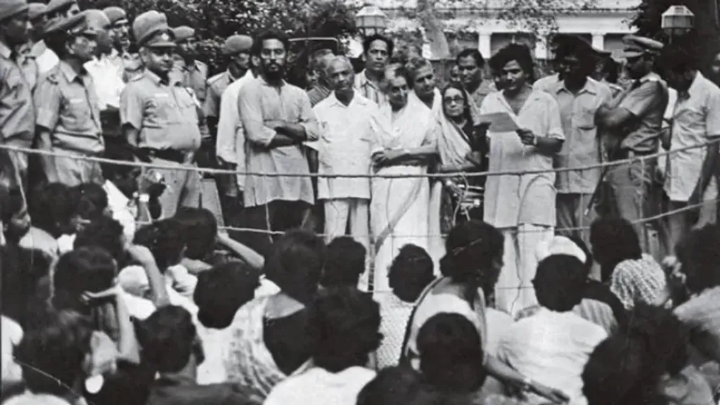 1978-ൽ ഇന്ദിരാ ഗാന്ധി ജവഹർലാൽ നെഹ്റു സർവകലാശാല ചാൻസലർ സ്ഥാനം രാജിവെക്കണമെന്ന് ആവശ്യപ്പെട്ട് സീതാറാം യെച്ചൂരിയുടെ നേതൃത്വത്തിൽ പ്രതിഷേധിക്കുന്ന ജെ. എൻ. യുവിലെ വിദ്യാർഥികൾ