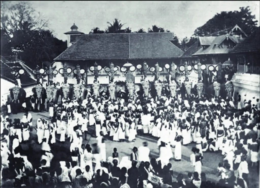 ആളുകൾ അർത്തുങ്കലും ചന്ദനക്കുടത്തിനും ആലുവാ മണപ്പുറത്തും മണ്ണാർക്കാട് പൂരത്തിനും ഒത്തുകൂടി; വട്ടിചട്ടികലങ്ങളും ഉലക്കയും ഉണക്കമീനും വാങ്ങി; എല്ലാത്തിന്റെയും വിശ്വാസികളായി. 