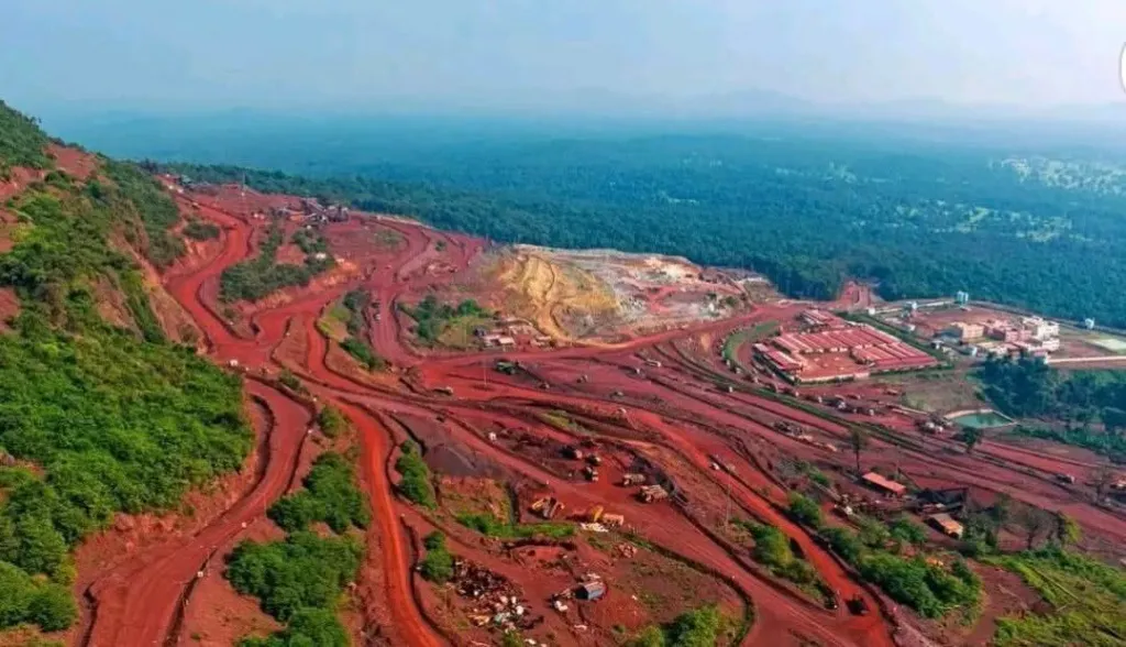 കോർപറേറ്റ് ഖനനത്തിനെതിരെ നിരന്തരം ചെറുത്തുനിൽപ്പ് സംഘടിപ്പിക്കുന്ന ഗഡ്ചിറോളിയിലെ ഗ്രാമീണരെ  മാവോയിസ്റ്റുകൾ എന്ന മുദ്ര കുത്തി കൊന്നൊടുക്കുകയാണ് വർഷങ്ങളായി ഭരണകൂടം ചെയ്യുന്നത്. 