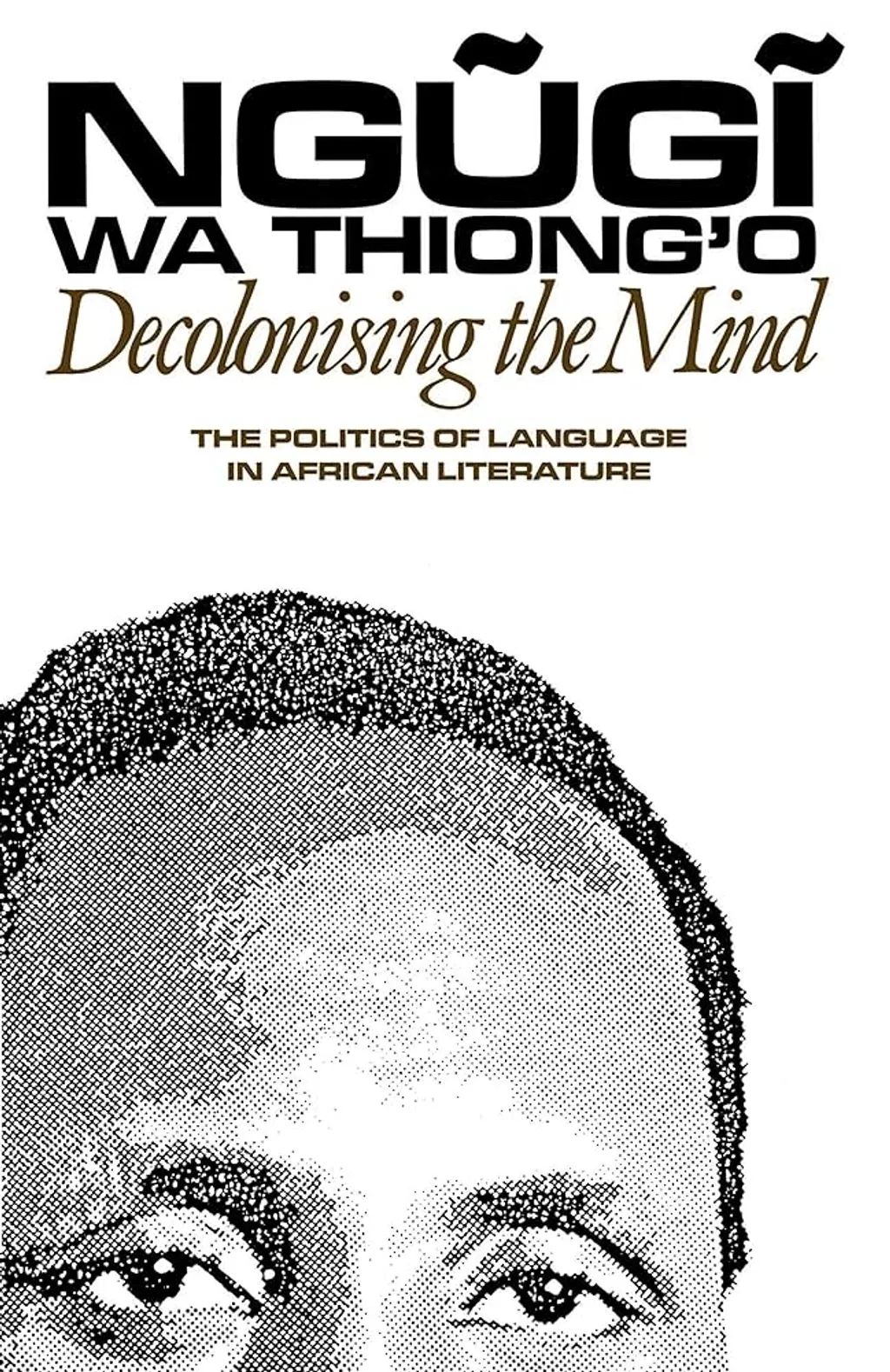 1982-ൽ പ്രസിദ്ധീകരിച്ച ‘Decolonizing the mind: The politics of language in African literature’ (മനസ്സിന്റെ അപകോളനീകരണം) എന്ന പുസ്തകം പിന്നീട് സാമ്രാജ്യത്വവിരുദ്ധ ആഫ്രിക്കൻ പ്രതിരോധത്തിന്റെ രൂപരേഖയായി മാറി