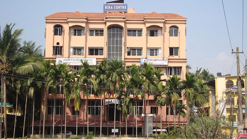 2006ൽ ഇടതുപക്ഷ സർക്കാരിന്റെ ഭരണ കാലത്ത് ജമാഅത്തെ ഇസ്‌ലാമിയുടെ ആസ്ഥാനമായ കോഴിക്കോട് ഹിറാ സെൻ്ററിൽ പോലീസ് റെയ്ഡ് നടക്കുന്നതോടെയാണ് ജമാഅത്തെ ഇസ്‌ലാമി ഇടത് പക്ഷത്ത് നിന്ന് അകലാൻ തുടങ്ങുന്നത്.