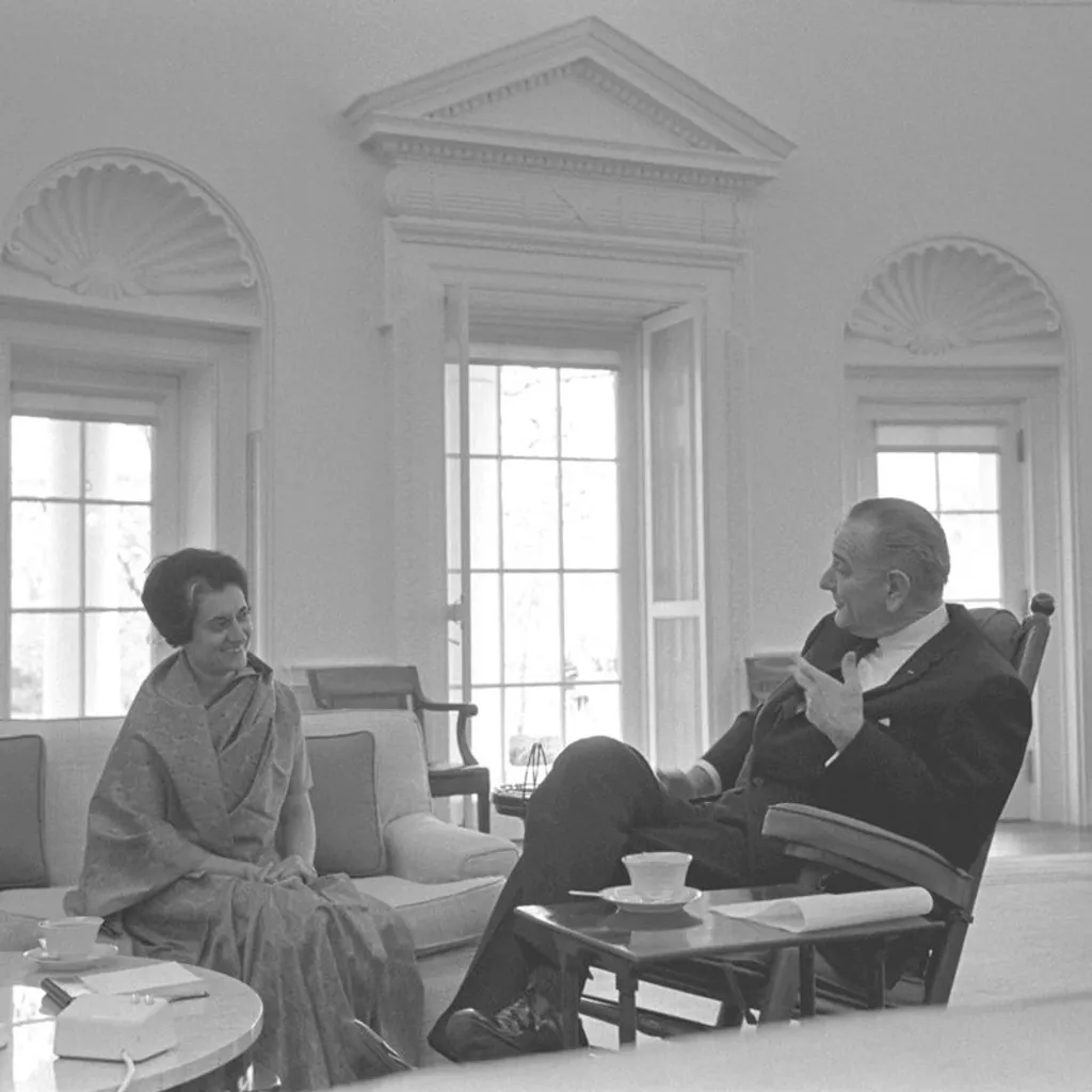 അമേരിക്കൻ പ്രസിഡന്റ് ലിന്റൺ ബി. ജോൺസണുമായി കൂടിക്കാഴ്ച നടത്തുന്ന ഇന്ദിരാഗാന്ധി