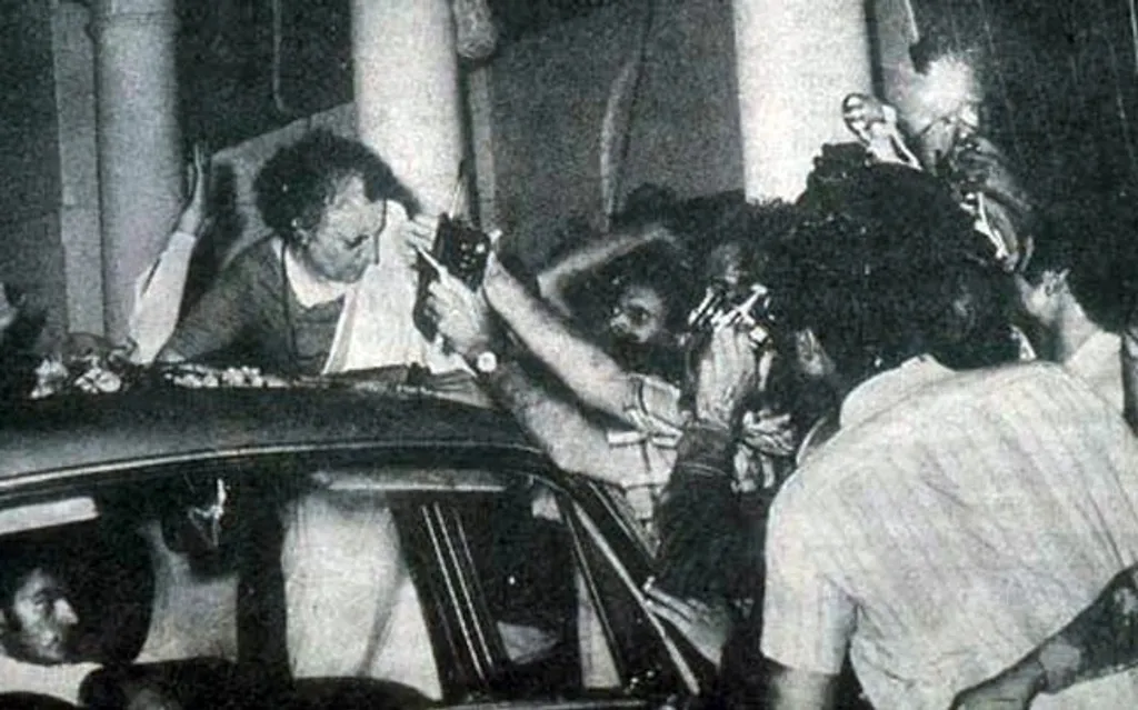 ഇടതുപക്ഷത്തേക്കും വലതുപക്ഷത്തേക്കും പലപ്പോഴായി ആടിക്കളിച്ചതായിരുന്നു ഇന്ദിരാഗാന്ധിയുടെ രാഷ്ട്രീയം. 