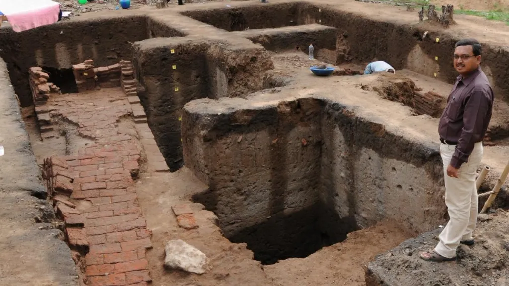 കീഴടി ഉത്ഖനന സ്ഥലത്ത് എ. രാമകൃഷ്ണ.  | ഫോട്ടോ കടപ്പാട്: ആർ.അശോക്