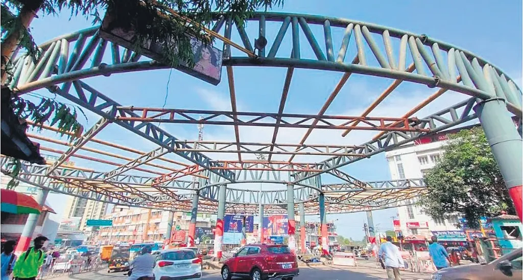 ബോധപൂർവ്വമായും ബുദ്ധിപരമായും സ്വന്തം ഭാഷയെ പരിഷ്കരിച്ചെടുക്കുകയായിരുന്നു. എന്നിട്ടും ചിലപ്പോഴൊക്കെ ‘ഒക്കത്തില്ല’, ‘എന്നാത്തിനാ’ എന്ന വാക്കുകൾ ഓർക്കാപ്പുറത്തു കേറിവന്നു നാണം കെടുത്തി. അവധിക്കാലങ്ങളിൽ ജന്മനാട്ടിലെത്തുമ്പോൾ അവിടത്തെ കൂട്ടുകാരും ബന്ധുക്കളും,  ഈ പറയുന്നത് എന്തു ഭാഷയെന്നു കളിയാക്കി. ‘