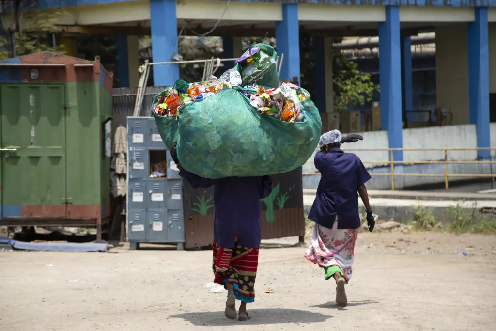 മാലിന്യം ശേഖരിക്കുന്ന സ്ത്രീകളിൽ ഭൂരിഭാഗവും  സാമൂഹത്തിന്റെ  മുൻവിധികൾക്ക് വിധേയപ്പെടേണ്ടിവരുന്നു. 