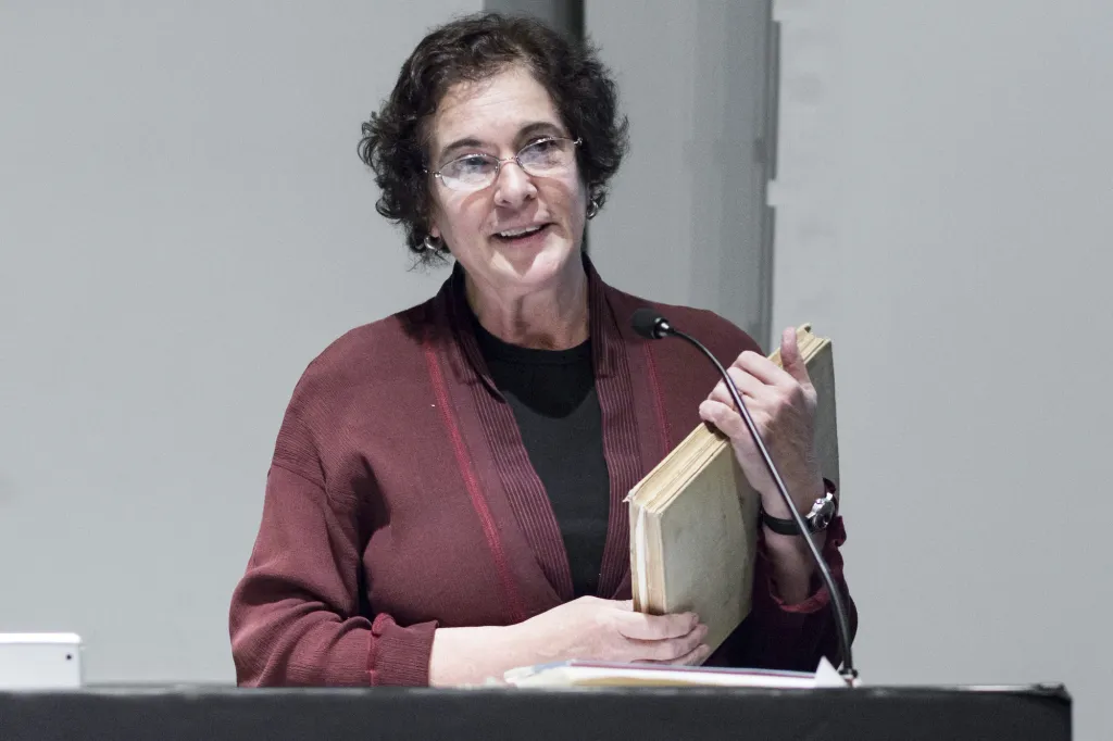  “മുസ്ലിം സ്ത്രീകൾക്ക് യഥാർത്ഥത്തിൽ സംരക്ഷണം ആവശ്യമുണ്ടോ?” എന്ന ലേഖനത്തിൽ ലൈല അബു-ലുഗോഡ് സൈനിക അധിനിവേശത്തിനും സാംസ്കാരിക സാമ്രാജ്യത്വത്തിനും ന്യായീകരണമായി സ്ത്രീകളുടെ അവകാശങ്ങൾ ഉപയോഗിക്കുന്നതിനെതിരെ മുന്നറിയിപ്പ് നൽകുന്നുണ്ട്. 