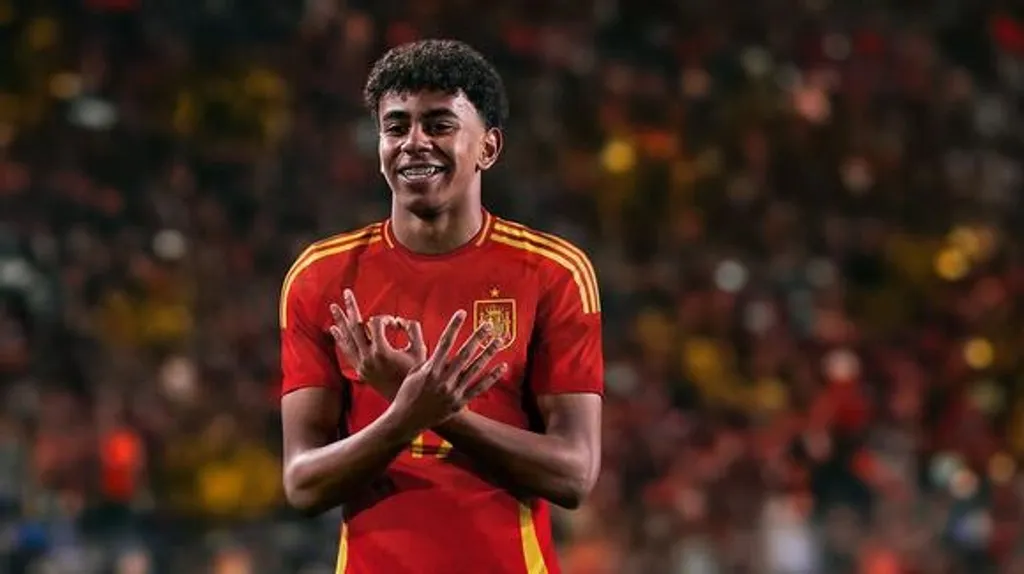 ലയണൽ മെസിക്കും ക്രിസ്റ്റ്യാനോ റൊണാൾഡോയ്ക്കും ശേഷം ലോക ഫുട്ബോളിനെ ഇനി ആര് നയിക്കുമെന്ന ചോദ്യത്തിന് ഉത്തരമാവുകയാണ് ലാമിൻ യമാൽ.