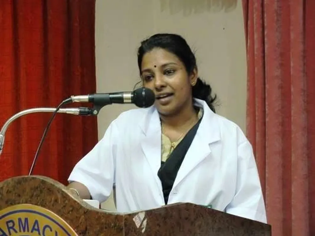 കോഴിക്കോട് മെഡിക്കൽ കോളേജിലെ ഫാർമസി കോളേജിൽ സീനിയർ ലെക്ച്ചറർ ആയി കോൺട്രാക്ടിൽ ഒരു വർഷം ഞാൻ ജോലി ചെയ്തു. അതിലേക്കൊക്കെ നയിച്ചതും കൂട്ടുകാർ തന്നെ. Photo: Facebook- Leena Thomas Kappen